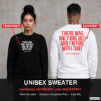 There was only one bed and I’m fine with that – Pullover wahlweise mit Front- oder Backprint, Paar vor Betonwand