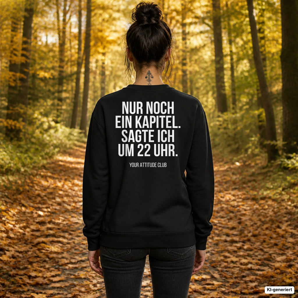 Nur noch ein Kapitel. Sagte ich um 22 Uhr. – schwarzer Pullover mit weißem Backprint, Damen beim Herbstspaziergang