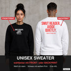 Smut reader. Judge quietly. – Pullover wahlweise mit Front- oder Backprint, Paar vor Betonwand