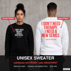 I don’t need therapy. I need a new series. – Pullover wahlweise mit Front- oder Backprint, Paar vor Betonwand