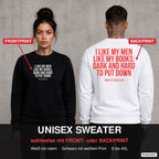 I like my men like my books: dark and hard to put down – Pullover wahlweise mit Front- oder Backprint, Paar vor Betonwand