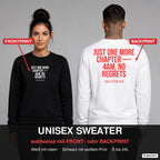 Just one more chapter — 4AM, no regrets – Pullover wahlweise mit Frontprint oder Backprint – Frau vorne in Schwarz, Mann hinten in Weiß
