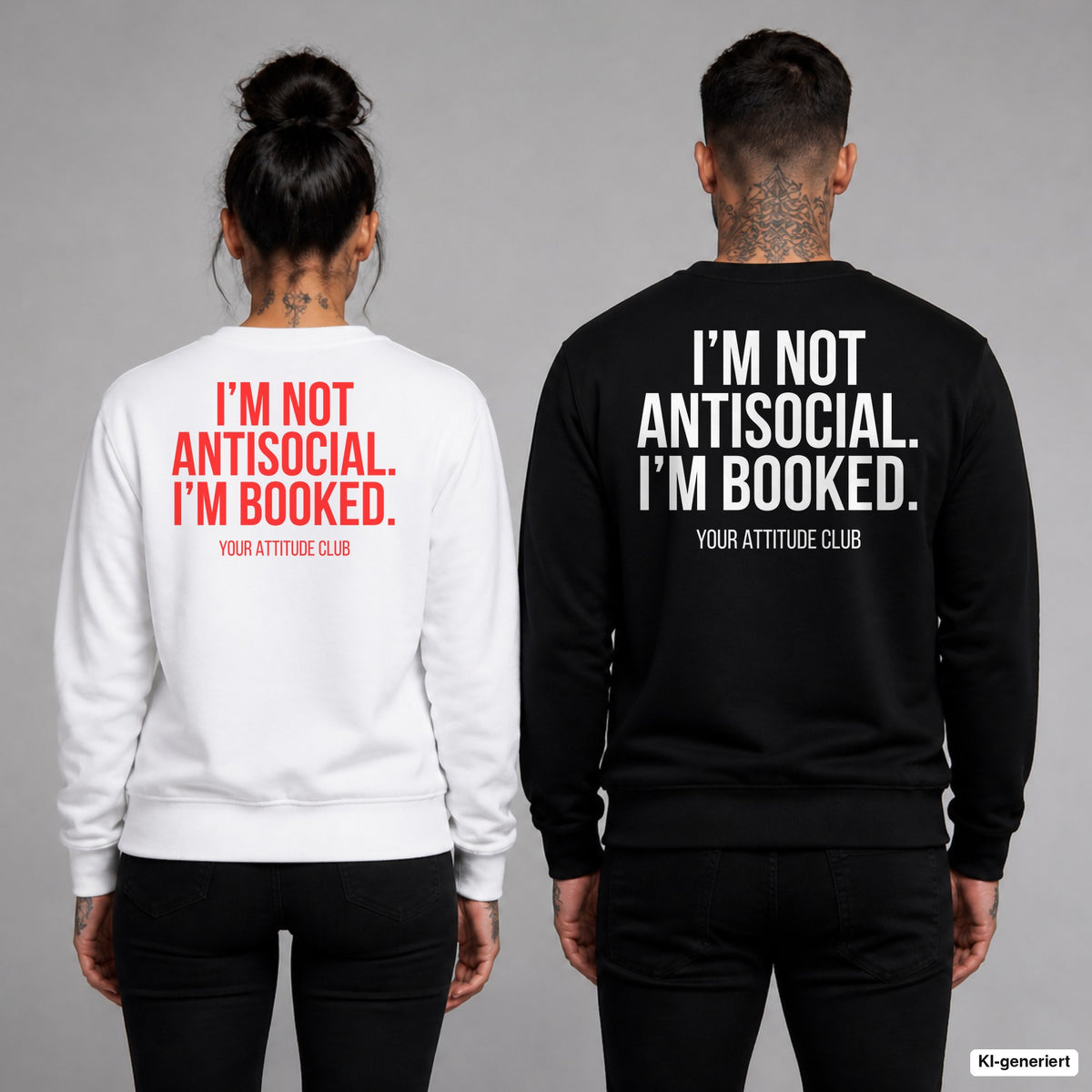 I’m not antisocial. I’m booked. – Pullover mit Backprint, Frau in Weiß mit rotem und Mann in Schwarz mit weißem Aufdruck