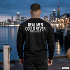 Real men could never – schwarzer Pullover mit weißem Backprint, Herren am Hafen