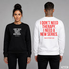 I don’t need therapy. I need a new series. – Pullover unisex mit Frontprint (Frau, Schwarz) und Backprint (Mann, Weiß)