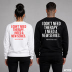 I don’t need therapy. I need a new series. – Pullover mit Backprint, Frau in Weiß mit rotem und Mann in Schwarz mit weißem Aufdruck