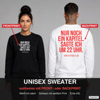 Nur noch ein Kapitel. Sagte ich um 22 Uhr. – Pullover wahlweise mit Frontprint oder Backprint – Frau vorne in Schwarz, Mann hinten in Weiß