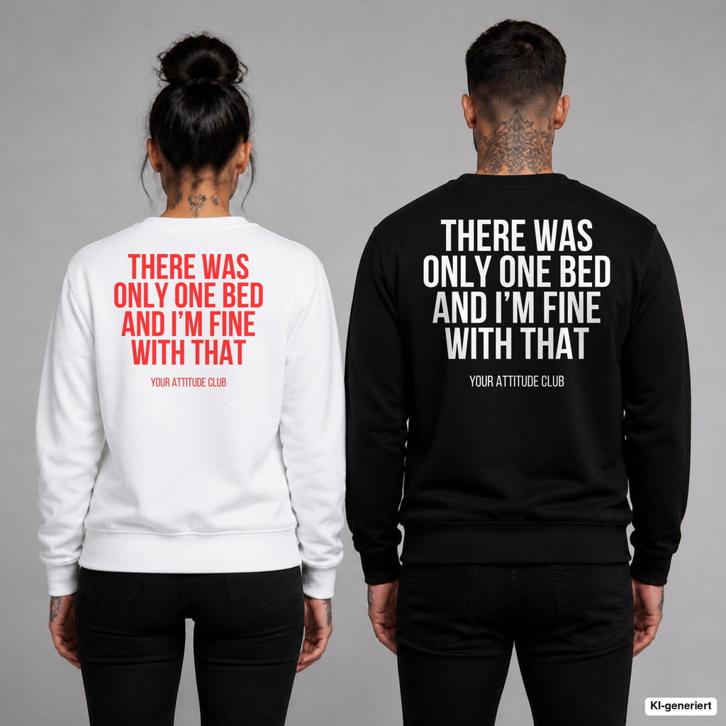 There was only one bed and I’m fine with that – Pullover mit Backprint, Frau in Weiß mit rotem und Mann in Schwarz mit weißem Aufdruck