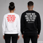 There was only one bed and I’m fine with that – Pullover mit Backprint, Frau in Weiß mit rotem und Mann in Schwarz mit weißem Aufdruck