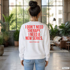 I don’t need therapy. I need a new series. – weißer Pullover mit rotem Backprint, Damen im Loft