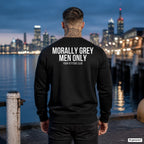 Morally grey men only – schwarzer Pullover mit weißem Backprint, Herren am Hafen