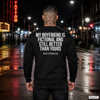 My boyfriend is fictional and still better than yours – schwarzer Pullover mit weißem Backprint, Herren in der Stadt bei Nacht