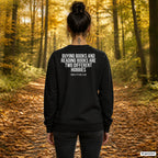 Buying books and reading books are two different hobbies – schwarzer Pullover mit weißem Backprint, Damen beim Herbstspaziergang