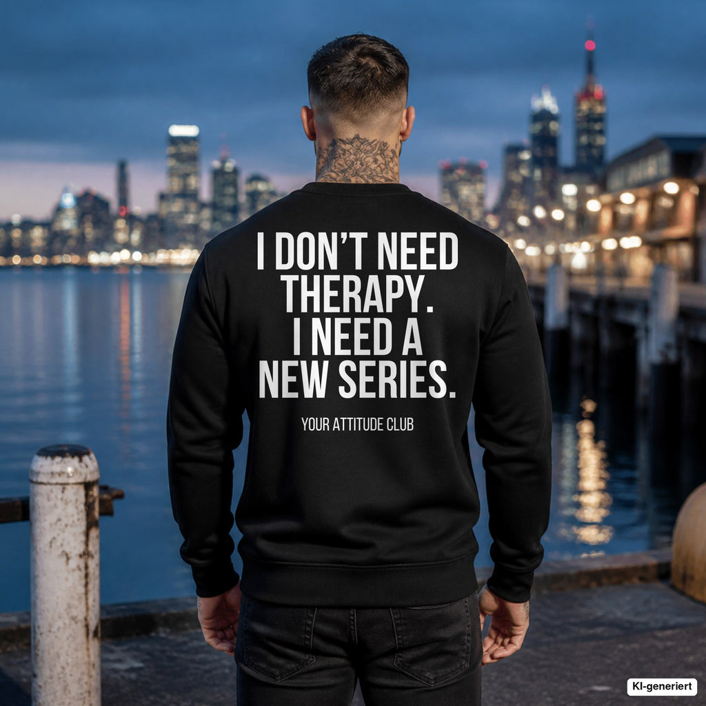 I don’t need therapy. I need a new series. – schwarzer Pullover mit weißem Backprint, Herren am Hafen