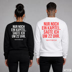 Nur noch ein Kapitel. Sagte ich um 22 Uhr. – Pullover mit Backprint, Frau in Schwarz und Mann in Weiß