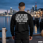 I like my men like my books: dark and hard to put down – schwarzer Pullover mit weißem Backprint, Herren am Hafen