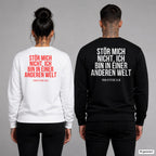 Stör mich nicht, ich bin in einer anderen Welt – Pullover mit Backprint, Frau in Weiß mit rotem und Mann in Schwarz mit weißem Aufdruck
