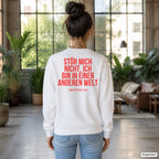Stör mich nicht, ich bin in einer anderen Welt – weißer Pullover mit rotem Backprint, Damen im Loft