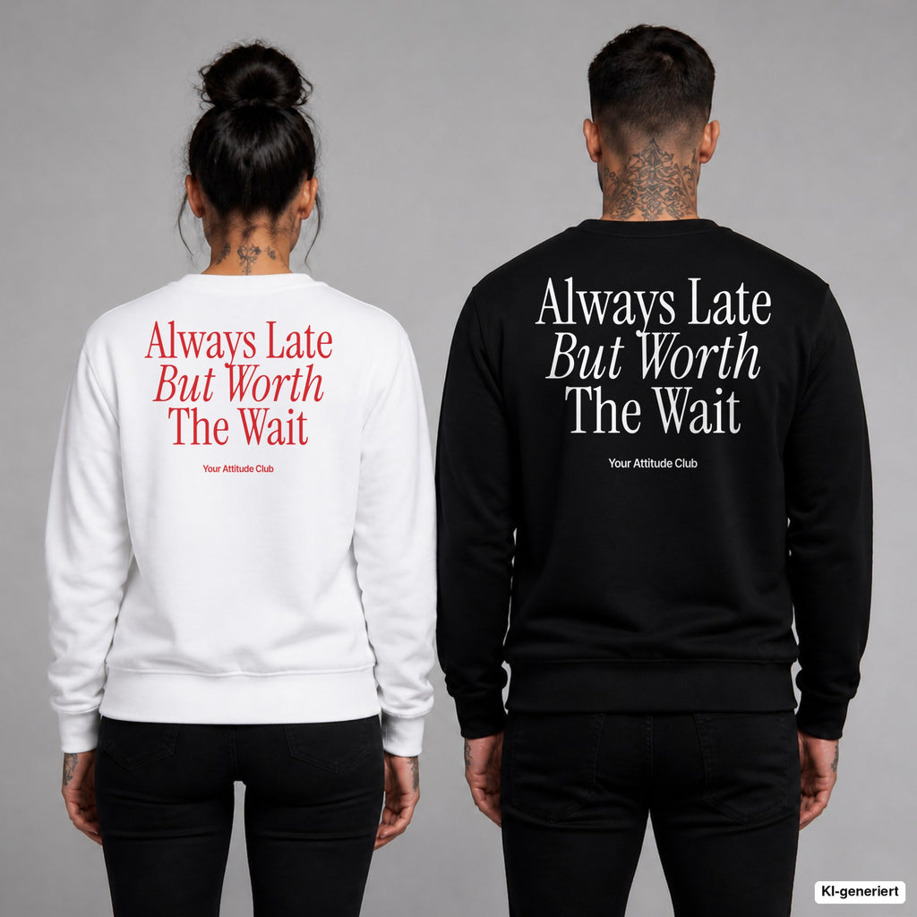 Always late but worth the wait – Pullover mit Backprint, Frau in Weiß mit rotem und Mann in Schwarz mit weißem Aufdruck