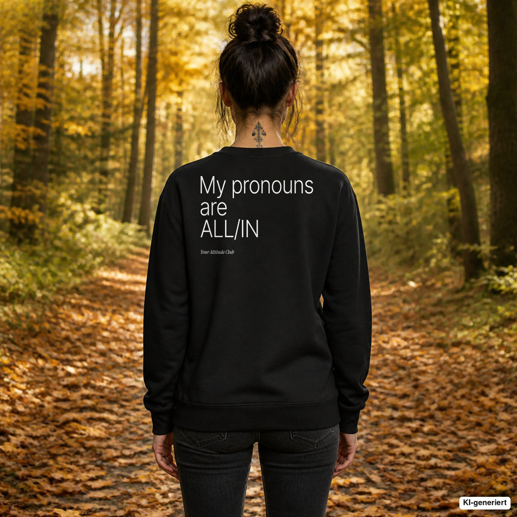 My pronouns are ALL-IN – schwarzer Pullover mit weißem Backprint, Damen beim Herbstspaziergang