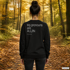 My pronouns are ALL-IN – schwarzer Pullover mit weißem Backprint, Damen beim Herbstspaziergang