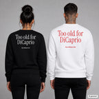 Too old for DiCaprio – Pullover mit Backprint, Frau in Schwarz und Mann in Weiß