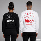 90’s bitch – Pullover mit Backprint, Frau in Schwarz und Mann in Weiß