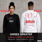 90’s bitch – Pullover wahlweise mit Front- oder Backprint, Paar vor Betonwand