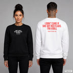 I don’t care if she got red flags. I'm a bull – Pullover unisex mit Frontprint (Frau, Schwarz) und Backprint (Mann, Weiß)