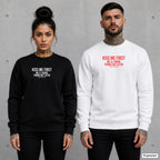 Kiss me first we’ll figure things out later – Pullover mit Frontprint, Frau in Schwarz und Mann in Weiß vor Betonwand