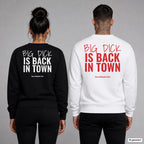 Big dick is back in town – Pullover mit Backprint, Frau in Schwarz und Mann in Weiß