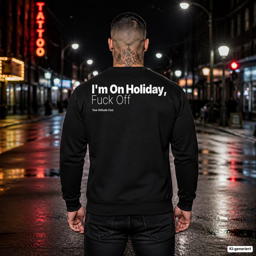 I’m on holiday, fuck off – schwarzer Pullover mit weißem Backprint, Herren in der Stadt bei Nacht