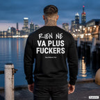 Rien ne va plus, fuckers – schwarzer Pullover mit weißem Backprint, Herren am Hafen