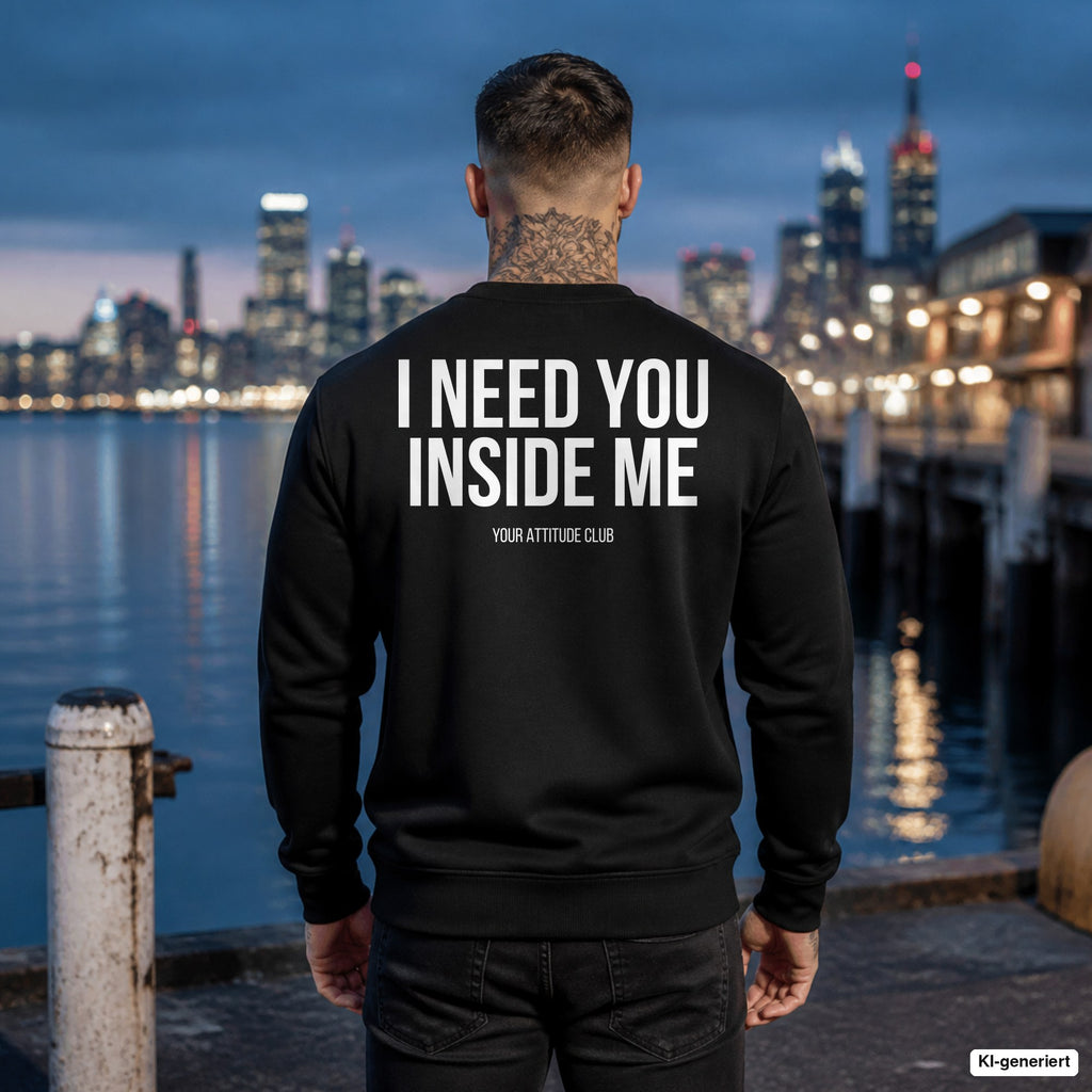 I need you inside me – schwarzer Pullover mit weißem Backprint, Herren am Hafen
