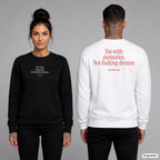 Die with memories, not fucking dreams – Pullover unisex mit Frontprint (Frau, Schwarz) und Backprint (Mann, Weiß)