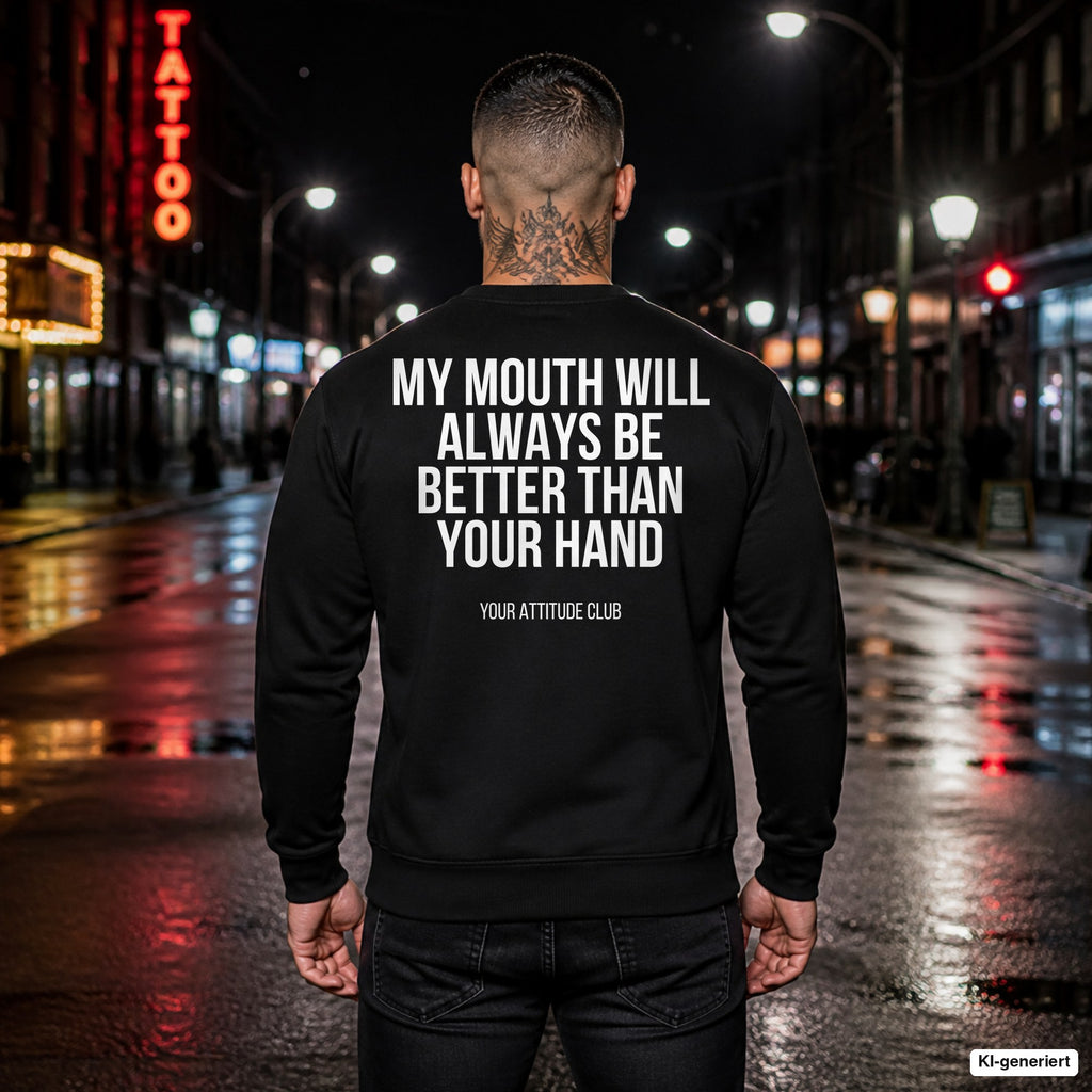 My mouth will always be better than your hand – schwarzer Pullover mit weißem Backprint, Herren in der Stadt bei Nacht