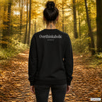 Overthinkaholic – schwarzer Pullover mit weißem Backprint, Damen beim Herbstspaziergang