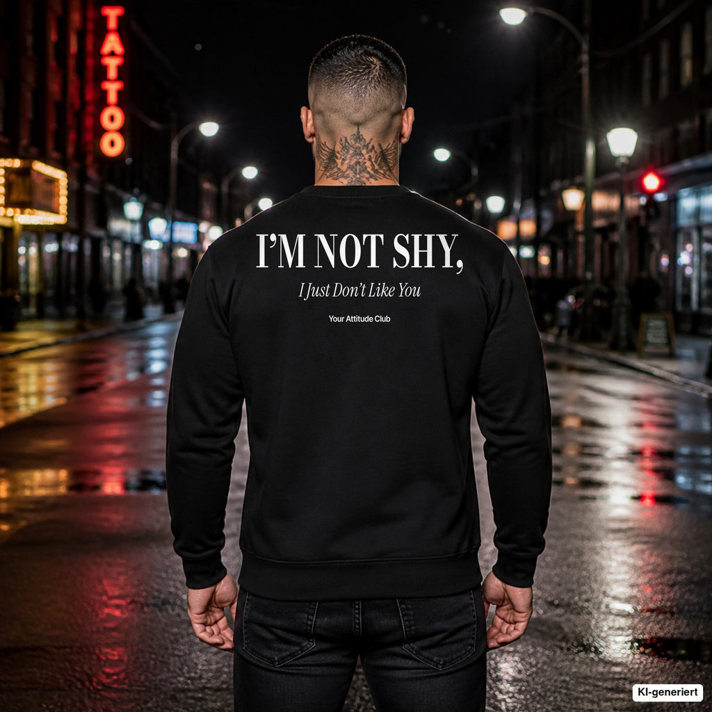 I’m not shy, I just don’t like you – schwarzer Pullover mit weißem Backprint, Herren in der Stadt bei Nacht