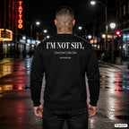 I’m not shy, I just don’t like you – schwarzer Pullover mit weißem Backprint, Herren in der Stadt bei Nacht