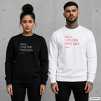 Sorry, I only date funny guys – Pullover mit Frontprint, Frau in Schwarz und Mann in Weiß vor Betonwand