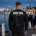 GOOD GIRL – schwarzer Pullover mit weißem Backprint, Herren am Hafen