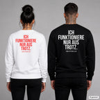 Ich funktioniere nur aus Trotz – Pullover mit Backprint, Frau in Weiß mit rotem und Mann in Schwarz mit weißem Aufdruck