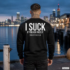 I suck if you ask nicely – schwarzer Pullover mit weißem Backprint, Herren am Hafen