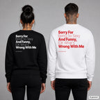 Sorry for being so sexy and funny, IDK what’s wrong with me – Pullover mit Backprint, Frau in Schwarz und Mann in Weiß