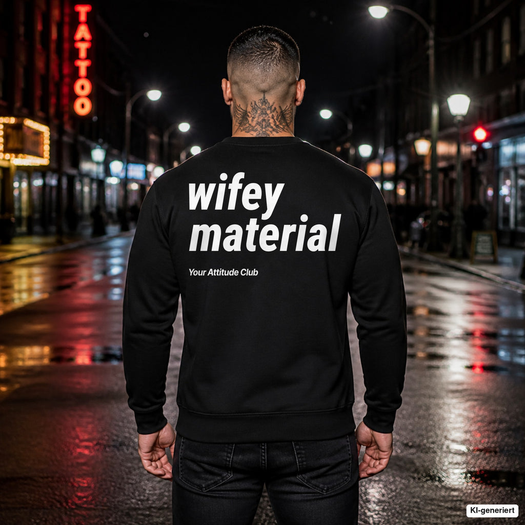 Wifey material – schwarzer Pullover mit weißem Backprint, Herren in der Stadt bei Nacht