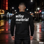 Wifey material – schwarzer Pullover mit weißem Backprint, Herren in der Stadt bei Nacht