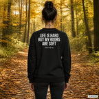 Life is hard but my boobs are soft – schwarzer Pullover mit weißem Backprint, Damen beim Herbstspaziergang