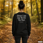 Always late but worth the wait – schwarzer Pullover mit weißem Backprint, Damen beim Herbstspaziergang