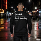 Fuck off, sorry I mean good morning – schwarzer Pullover mit weißem Backprint, Herren in der Stadt bei Nacht