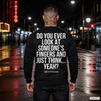 Do you ever look at someone’s fingers and just think... yeah – schwarzer Pullover mit weißem Backprint, Herren in der Stadt bei Nacht